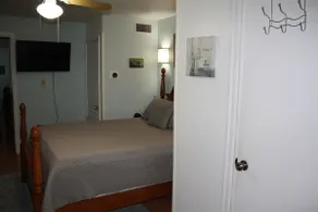 Cozy Efficiency near town and University - Image 3