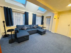 4 Double bed detached home with garden & parking - Image 4