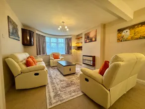 4 Double bed detached home with garden & parking - Image 2