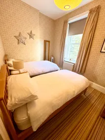 Luxury period flat with sea views and parking - Image 5