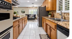 Cozy Hygge Home Centrally Located 2 King Beds - Image 4