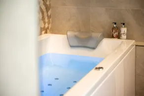 Panoramic suite with a couple's tub and balcony - Image 5