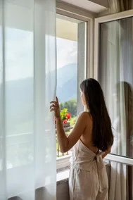 Panoramic suite with a couple's tub and balcony - Image 2