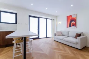 Belleville Townhouse · Sleeps 9 · 2 min Metro - Image 2