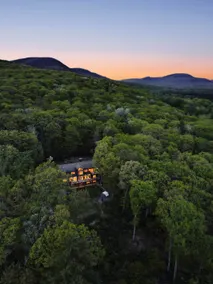 Chef's kitchen, seclusion, and breathtaking views - Image 2
