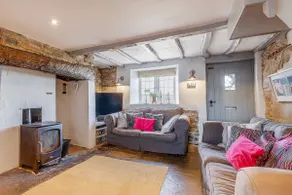 Cosy 2 Bedroom Cottage With Log-burner & Parking - Image 2
