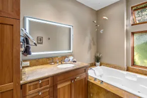 Sunset Spa Suite w/private patio, views & parking - Image 4