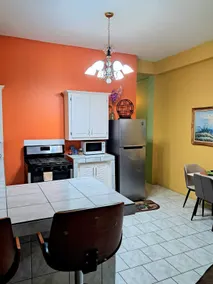 Cozy 2 Bedroom Apt near Airport, Malls, Golfing, Mountains - Image 4