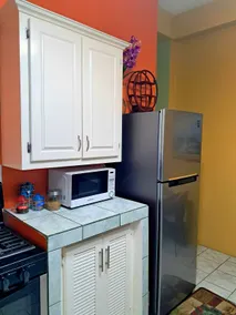 Cozy 2 Bedroom Apt near Airport, Malls, Golfing, Mountains - Image 5