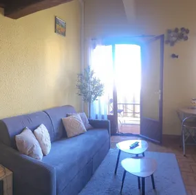 Entire place: Apartment with mezzanine. Beach 50 m - Image 3
