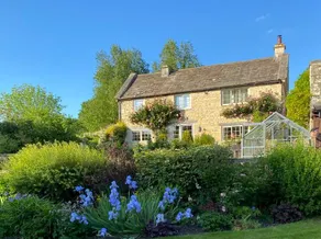 Secluded country cottage with private gardens - Image 2