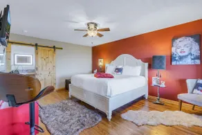 Hollywood Suite - Rm. 204 - Image 5