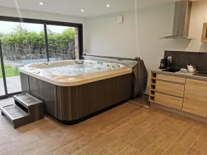 Gîte-Deluxe-Whirlpool bath-Garden view - Image 2