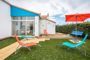 House with shared pool and private garden - Image 2