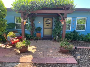 Serene Island Cottage Waterfront Haven - Image 2