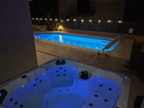 Sunlux Villa (Heated Pool, Jacuzzi, Infrared Sauna) - Image 2