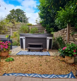 Detached and romantic cottage with hot tub. - Image 2
