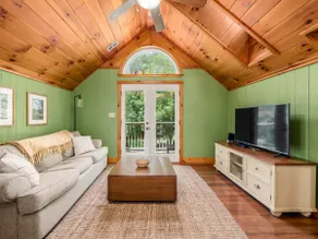 3 BR/3.5 BA w/ Hot Tub & 12 min drive to Ash Cave - Image 2
