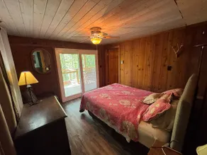 Lakefront cabin getaway - Image 2