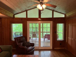 Lakefront cabin getaway - Image 5