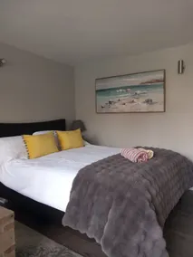 Self-contained bright private chalet with garden - Image 3