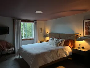 The Bathhouse: Boho Comfort + Hot Tub + Water View - Image 5