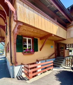 Cosy apartment in heritage protected swiss chalet - Image 2