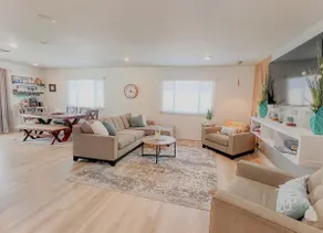 Beachy themed with free hot tub & outdoor firepit - Image 3