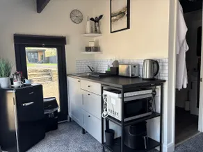 The snug- cozy cabin & hot tub hambrook - Image 4