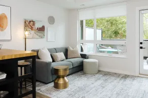 Perfect Spot DT | Beaches, Nightlife| King Bed - Image 2