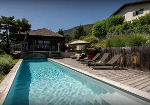 Luxury stay - pool and mountain views - Image 4