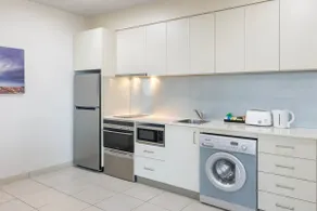 Sleeps 4 CBD Apartment | Queen + 2 Singles - Image 3