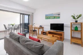 Sleeps 4 CBD Apartment | Queen + 2 Singles - Image 5