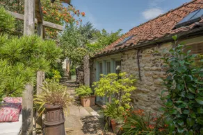 Helmsley Garden Cottage & Railway Carriage - Image 4