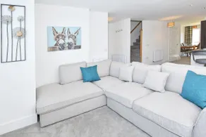 Regal House |CityCentre Townhouse| Lots of Parking - Image 2