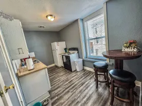 2#Chic Art loft in downtown 1 block of river. - Image 2