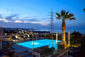 Queen's Gem Luxury Villa - Heated Jacuzzi & Pool - Image 3