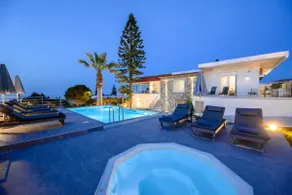Queen's Gem Luxury Villa - Heated Jacuzzi & Pool - Image 5