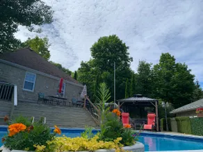 Lakefront cottage with outdoor pool - Image 3