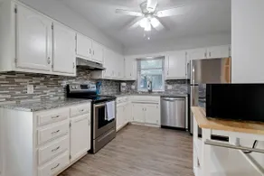 Upscale Home- Sleeps 8-Patio-10 Min to Downtown KC - Image 3