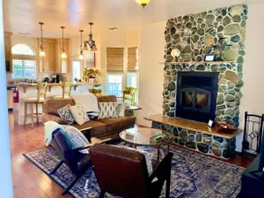 Elegant Central Cottage By Meadow w Fenced Yard - Image 4