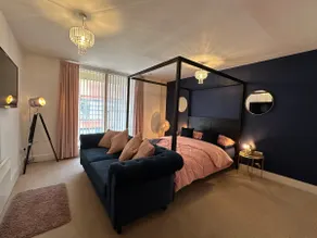 Spacious Luxury Waterfront Apartment - Image 4