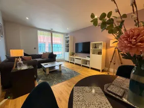 Spacious Luxury Waterfront Apartment - Image 2