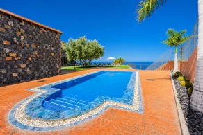 Beautiful Holiday Home With Pool - Image 4