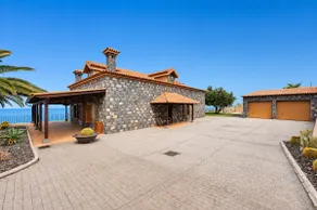 Beautiful Holiday Home With Pool - Image 2