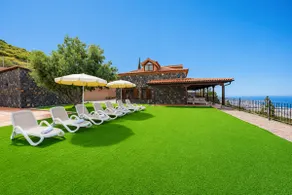 Beautiful Holiday Home With Pool - Image 5