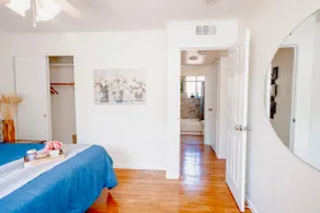 Stunning Modern Apt| King bed 5 min CreveCoeurLake - Image 5