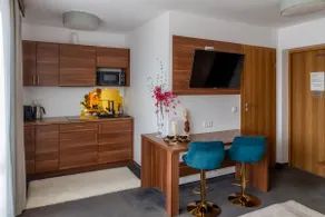 Apartment with a hot tub and mountain views - Image 3