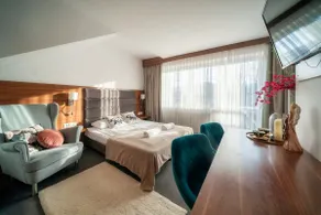Apartment with a hot tub and mountain views - Image 2