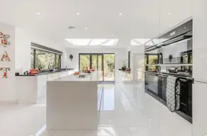 Luxury Modern Home 2 mins to beach+village - Image 4